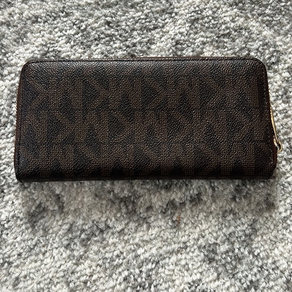 Michael Kors Jet Set Large Wallet - Picture 5 of 10